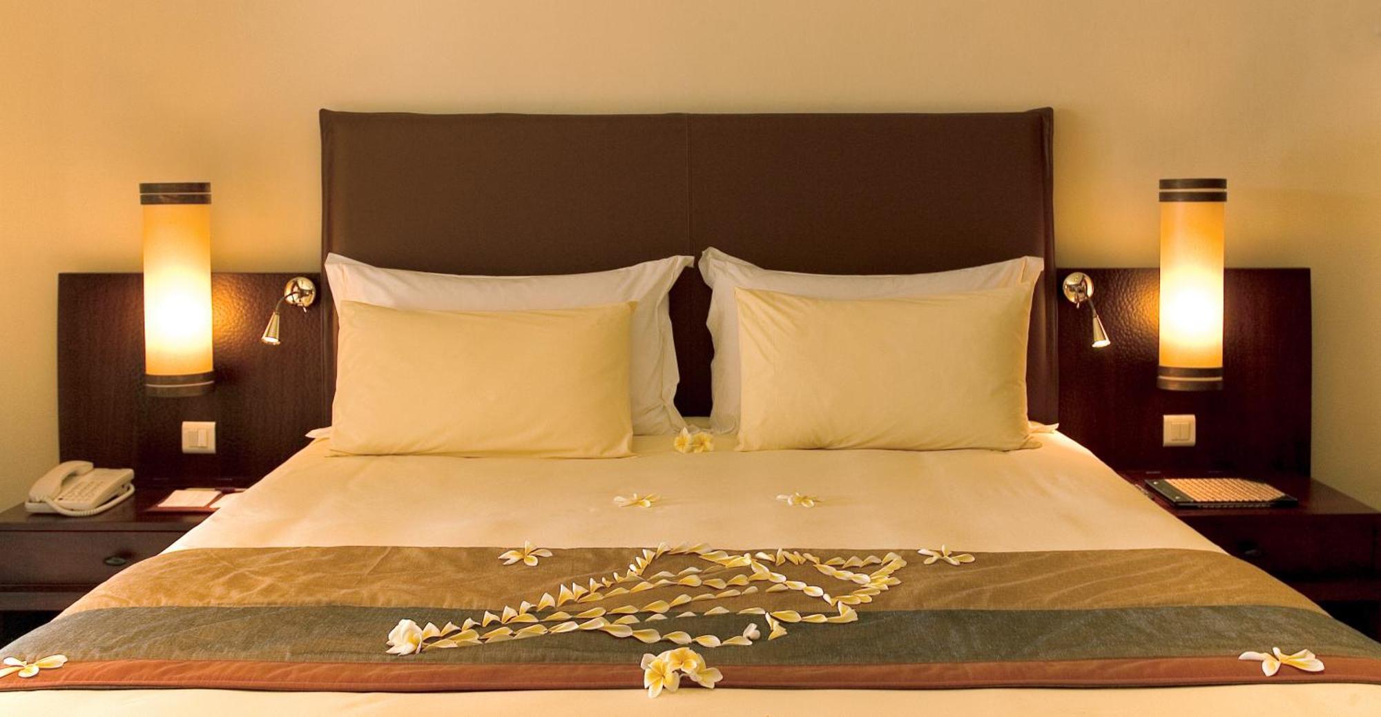 ホテル コンスタンス ベル マール プラージュ ベル・マール 部屋 写真 A bed with a heart made of rose petals